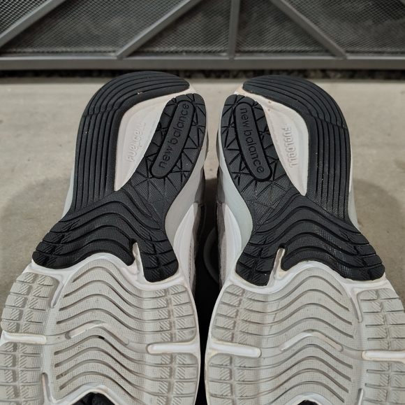 LIKE NEW Child Size 13 New Balance 990 v6 - Picture 4 of 8